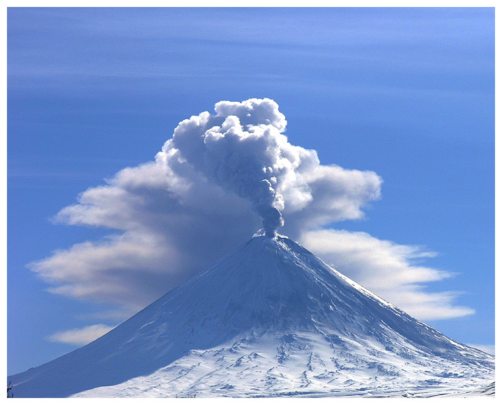 eruption in Kljuchevsk | sky, smoke, snow, volcano