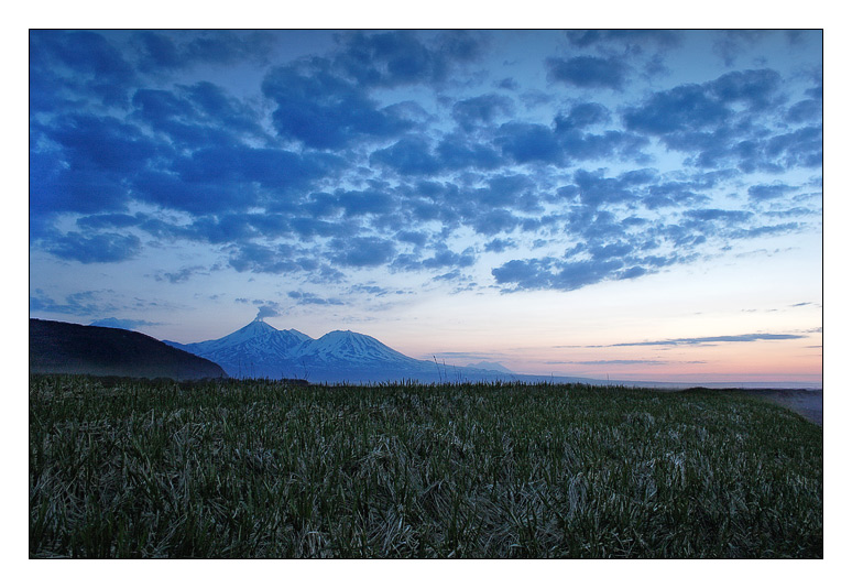 volcanos. Kamchatka | panorama, volcano, clouds, fog, grass