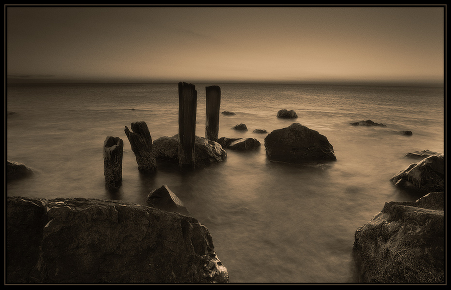 Lull | shore, foam, rocks, sea, duotone