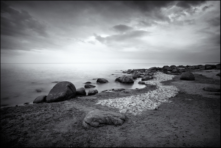 The beginning of the storm | beach, sea, black and white, surf