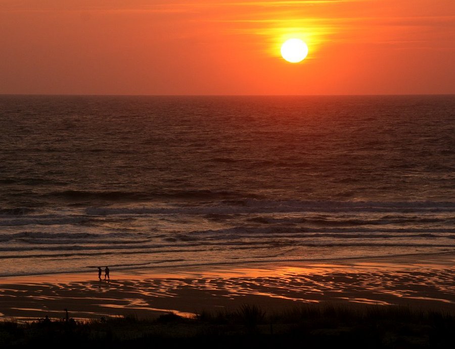 Seeing dusk | dusk, sea, couple, beach