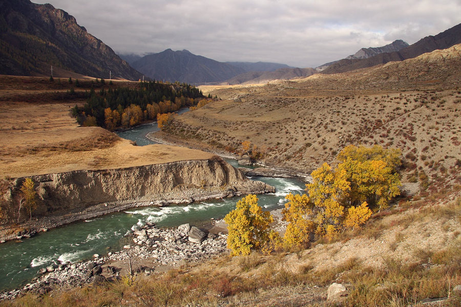 Streamway between the hills | streamway, hill, river, dull sky