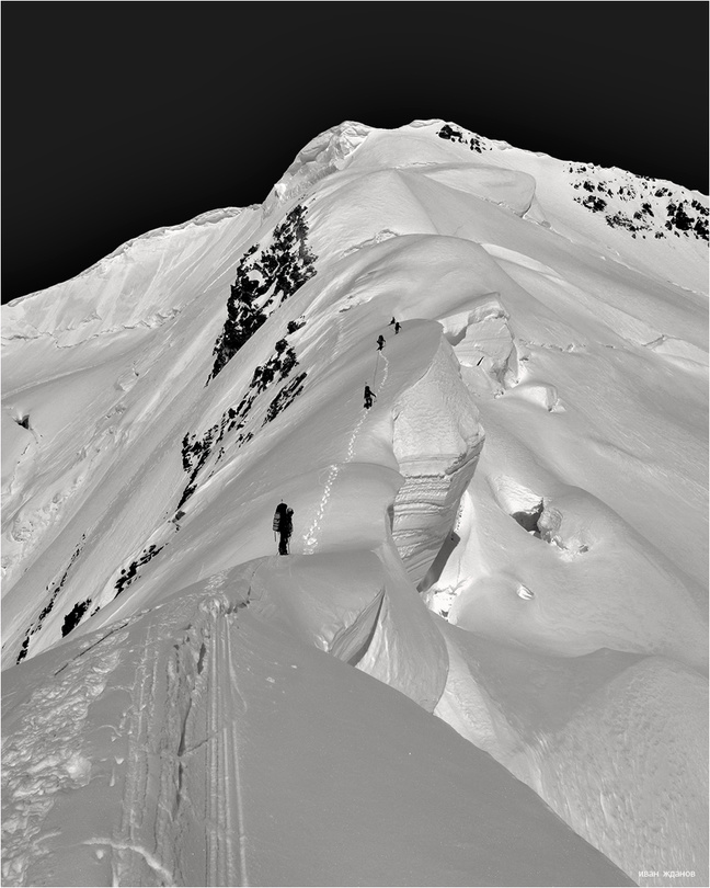 Edge of a mountain | Edge of a mountain, snowy peak, dark sky, white snow