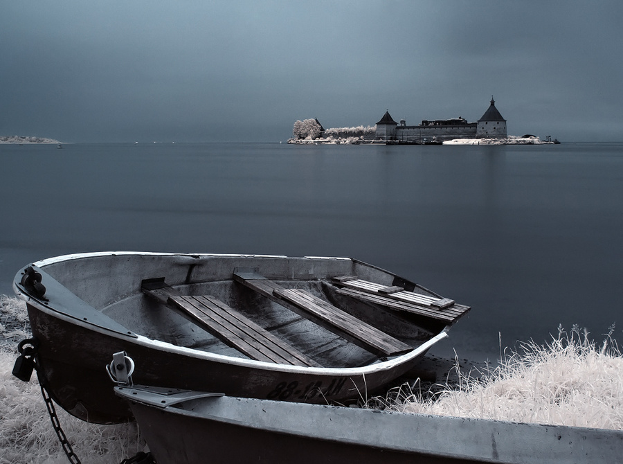 Boat with broken seats | boat, castle, lake, dull sky
