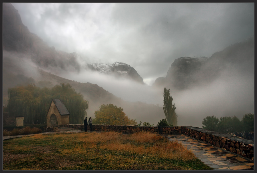 Mists of Noravank. Armenia | mountains, haze, rocks, people