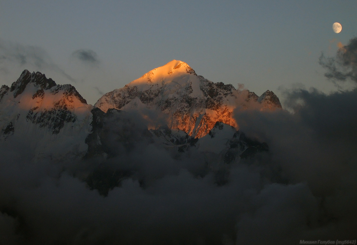 Snowy peaks covered with fog | fog, snowy peaks, moon, mountain