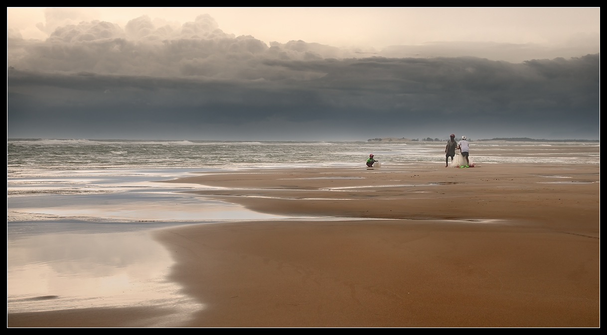 Before the storm, Vietnam | landscape, nature, outdoor, Vietnam, sea, clouds, people, sand, sky, storm