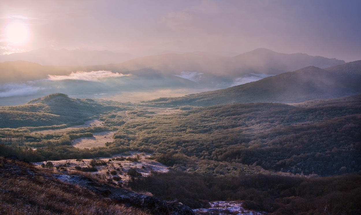 Seeing the foggy meadow from the top of the hill | fog, morning, hill, water