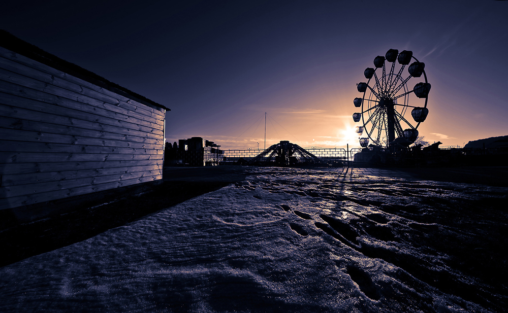 Abandoned amusment park | amusement park, winter, observation wheel, fence