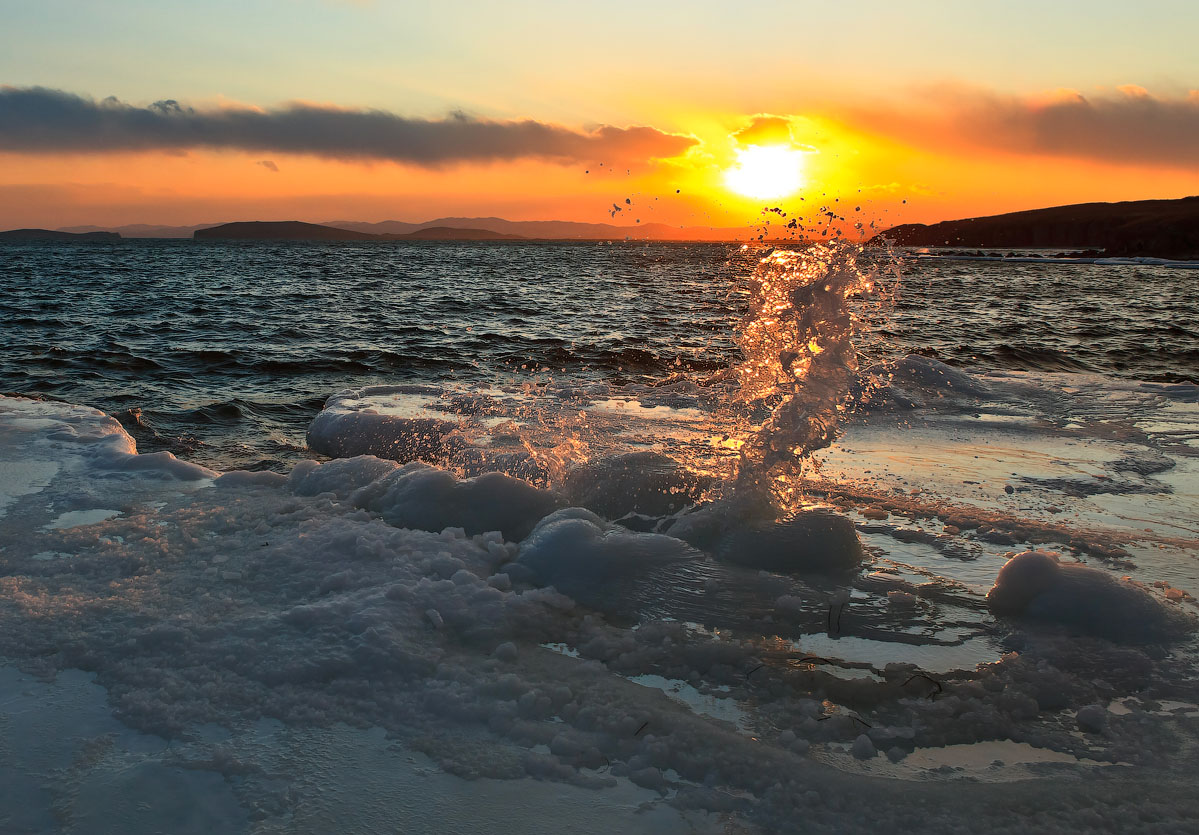 Sunset at sea | sea, winter, evening, ice, sunset, water, dark, splashes, clouds, skyline