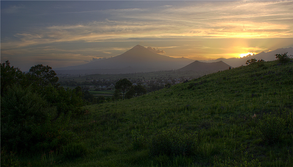 Seeing the dawn in the countryside | village, dawn, grass, the Sun