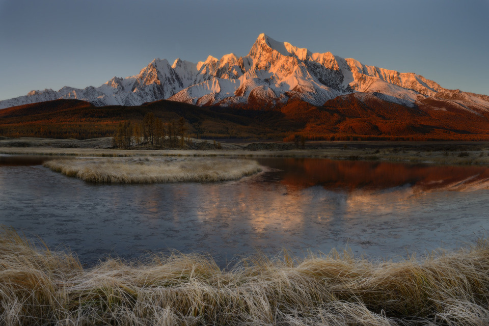 Mountains in purple tones | Mountains, purple, sun , ountain in sunlight