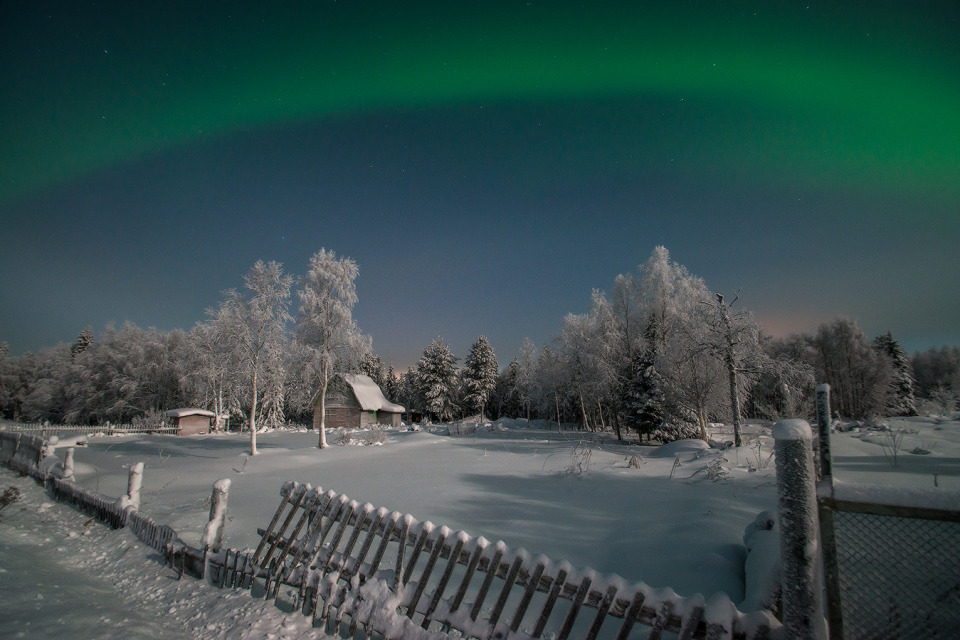 Seeing polar lights in the country | polar lights, village, winter, snow